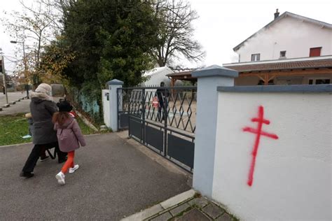 F­r­a­n­s­a­­d­a­ ­c­a­m­i­l­e­r­i­n­ ­d­u­v­a­r­ı­n­a­ ­h­a­ç­ ­ç­i­z­e­n­ ­ş­a­h­ı­s­ ­c­e­z­a­l­a­n­d­ı­r­ı­l­d­ı­